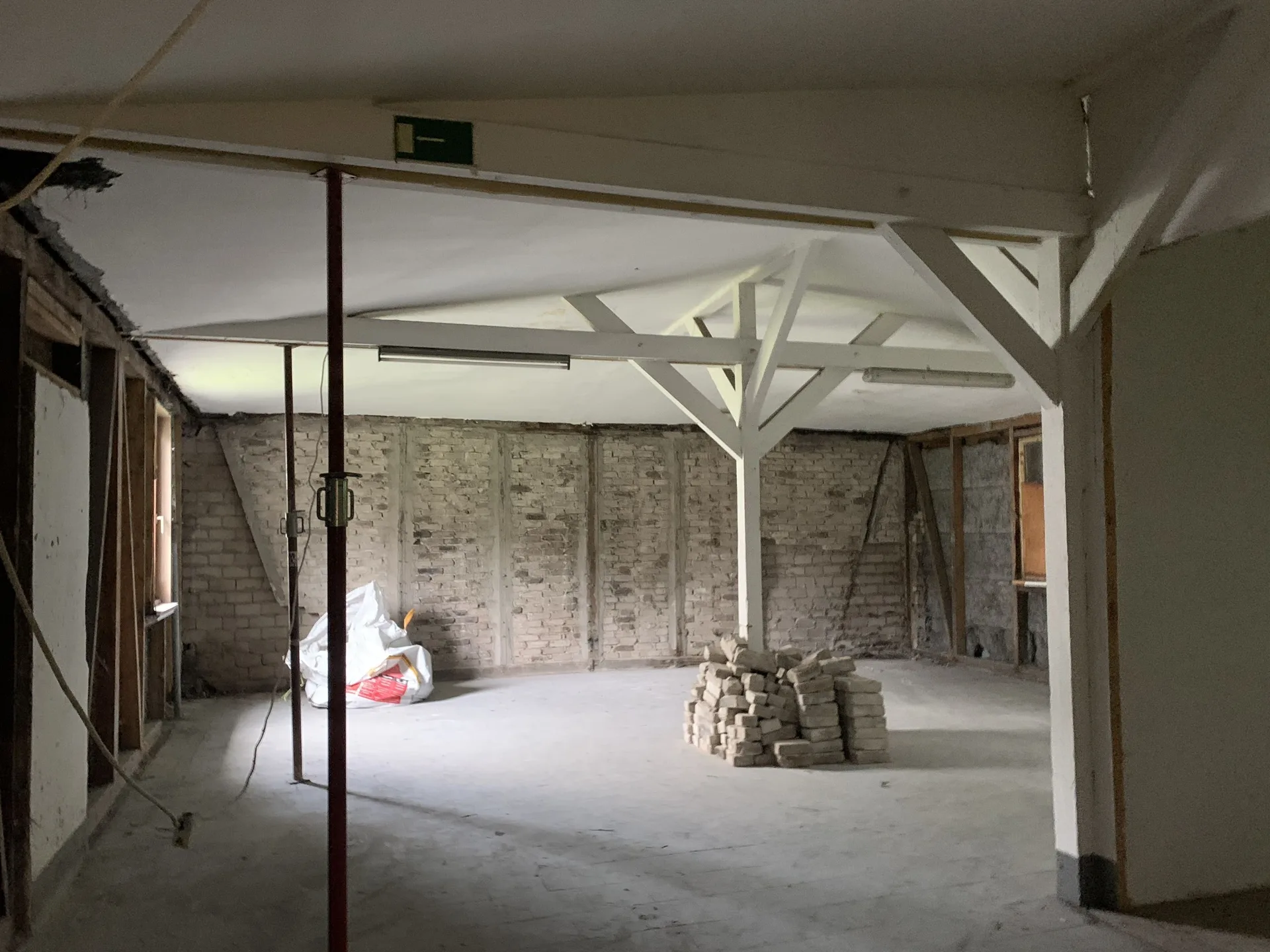Kleine Halle nach Entkernung – historisches Holzständerwerk und Backsteinmauerwerk freigelegt