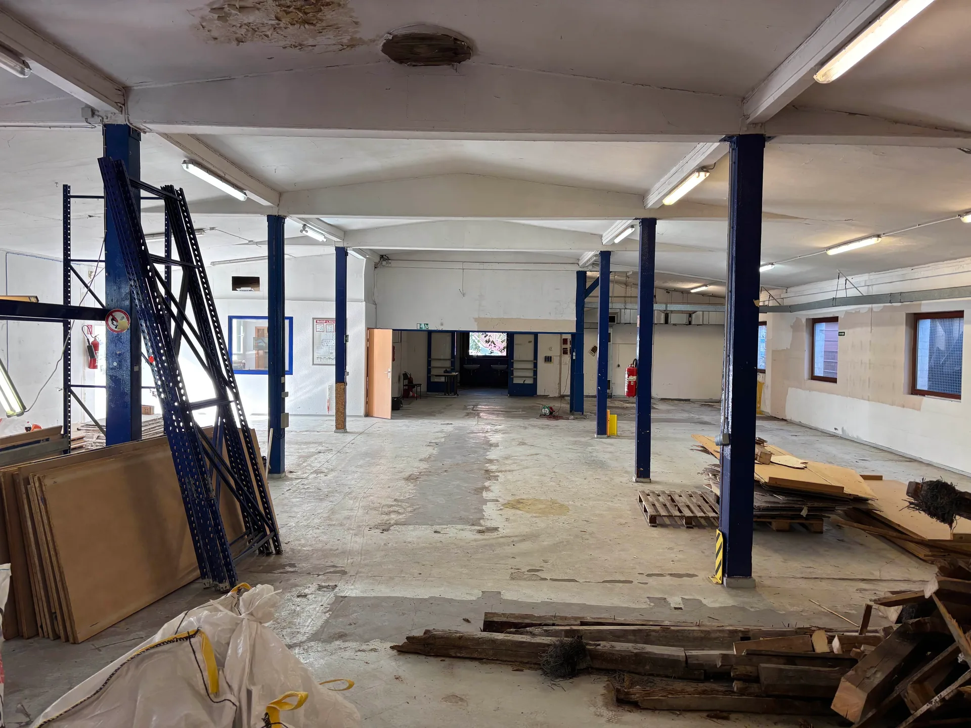 Große Halle im Rohzustand – blaue Stahlstützen, Gewölbedach, Fenster noch offen