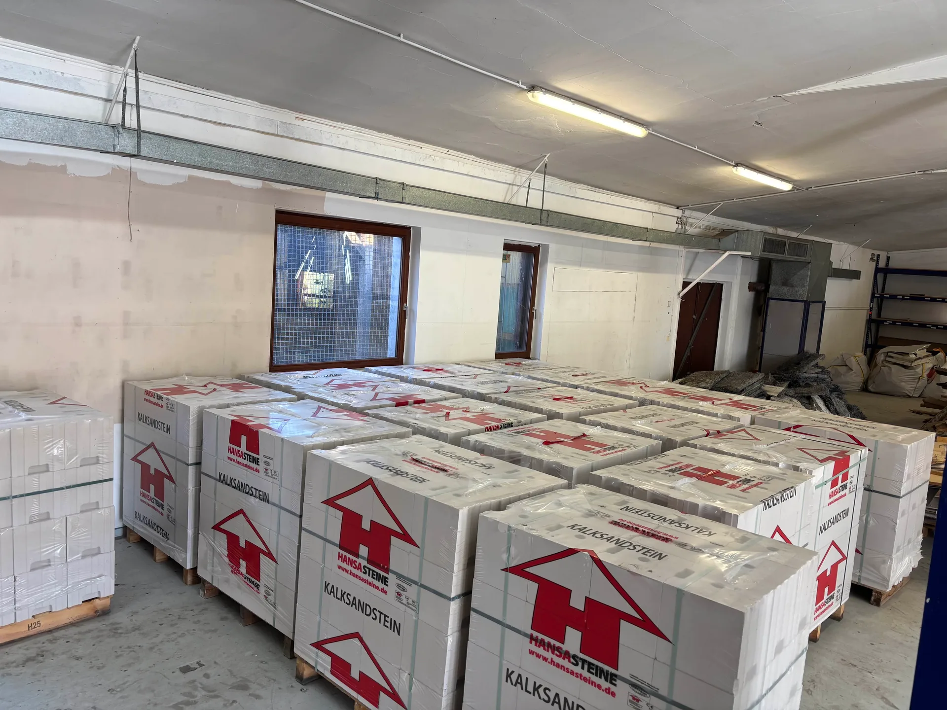 Anlieferung und Zwischenlagerung von Kalksandstein-Paletten für die Fensterverschließung
