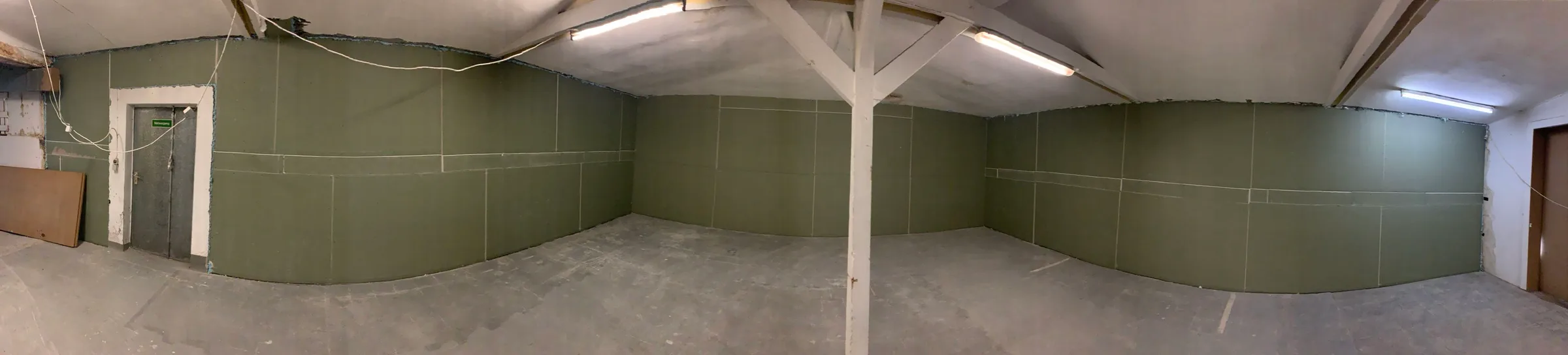 Kleine Halle nach Fertigstellung aller Wandverkleidungen – Boden noch Rohbeton