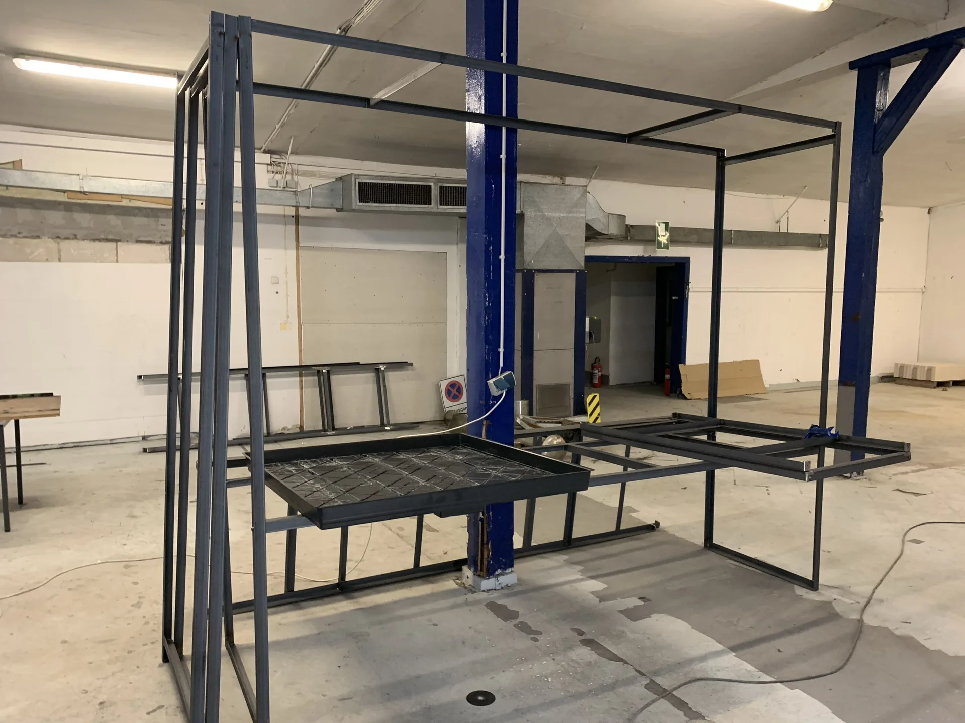 Prototyp des Pflanzenhalterungsgestells in der Großen Halle – LED-Beleuchtung und Belüftung bereits montiert